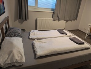 Basic Double Room | Laptop workspace, free WiFi, bed sheets - NestOaseWHV Zimmer zw.City und Südstrand (Wilhelmshaven)