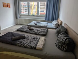 Basic Twin Room | Laptop workspace, free WiFi, bed sheets - NestOaseWHV Zimmer zw.City und Südstrand (Wilhelmshaven)