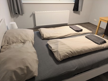 Espacio para trabajar con laptop, wifi gratis y ropa de cama
