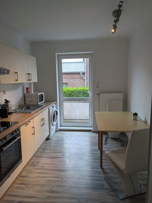 Jääkaappi, mikroaaltouuni, uuni, liesi