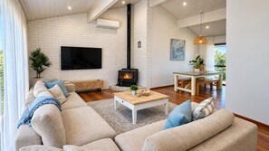 Smart TV - Broadwater Break: Stylish Coastal Retreat for Families (Broadwater)