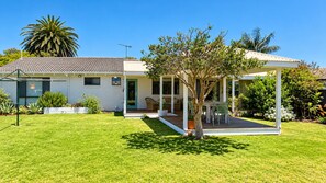 Exterior - Broadwater Break: Stylish Coastal Retreat for Families (Broadwater)