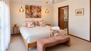 3 bedrooms, iron/ironing board, free WiFi, bed sheets - Broadwater Break: Stylish Coastal Retreat for Families (Broadwater)