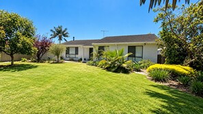 Unclassified image, 3 of 35, button - Broadwater Break: Stylish Coastal Retreat for Families (Broadwater)