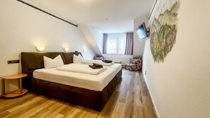 1 bedroom, free WiFi, bed sheets - Comfortable and versatile room -perfect for relaxation, work and exchange (Winterberg)