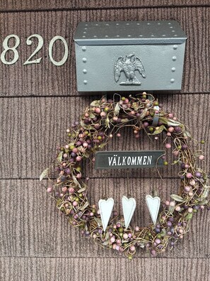 A mailbox with the number 820, a wreath with 'VÄLKOMMEN' sign, and three heart-shaped decorations. - Pittsburgh city views close to all, cozy & bright 1BR - King + Dedicated Office (Pittsburgh)