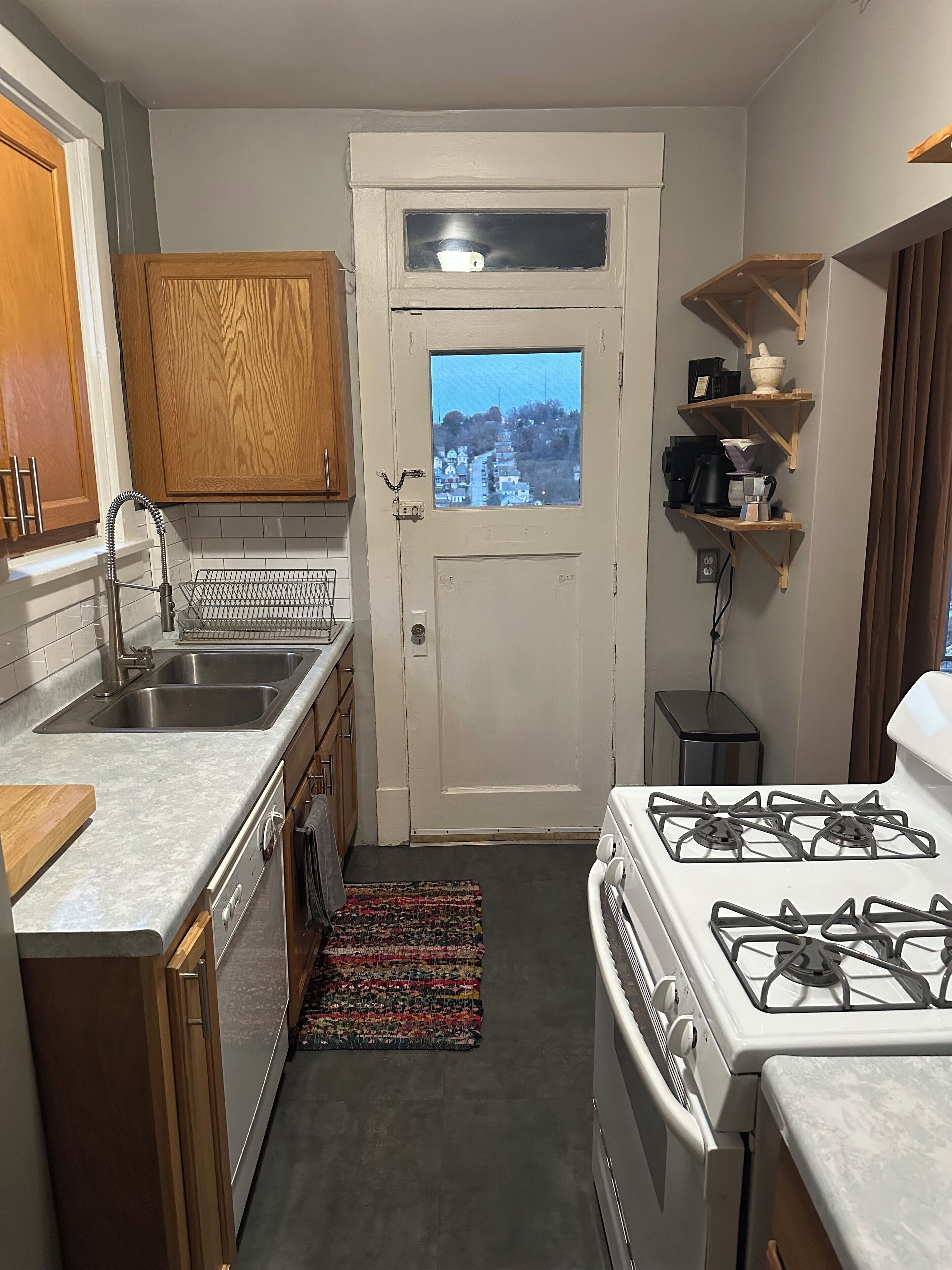 Coffee/tea maker, fridge, microwave, oven