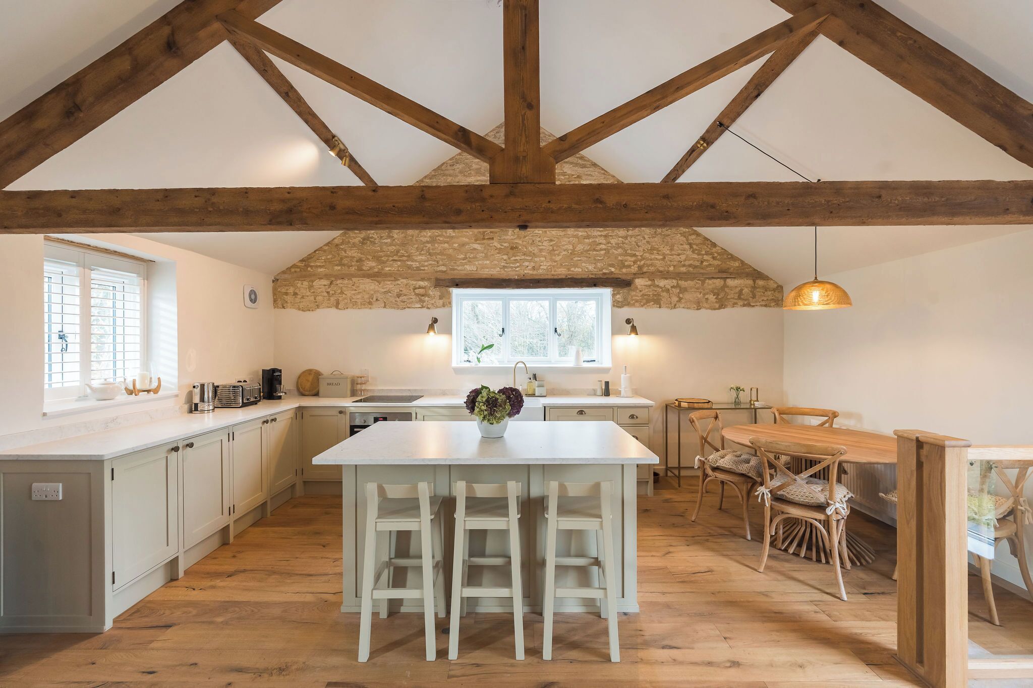 Kjøleskap, mikrobølgeovn, ovn og oppvaskmaskin