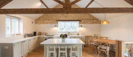 Kjøleskap, mikrobølgeovn, ovn og oppvaskmaskin