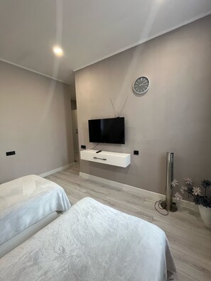 Desk, laptop workspace, iron/ironing board, free WiFi - Haya (Kanakeravan)