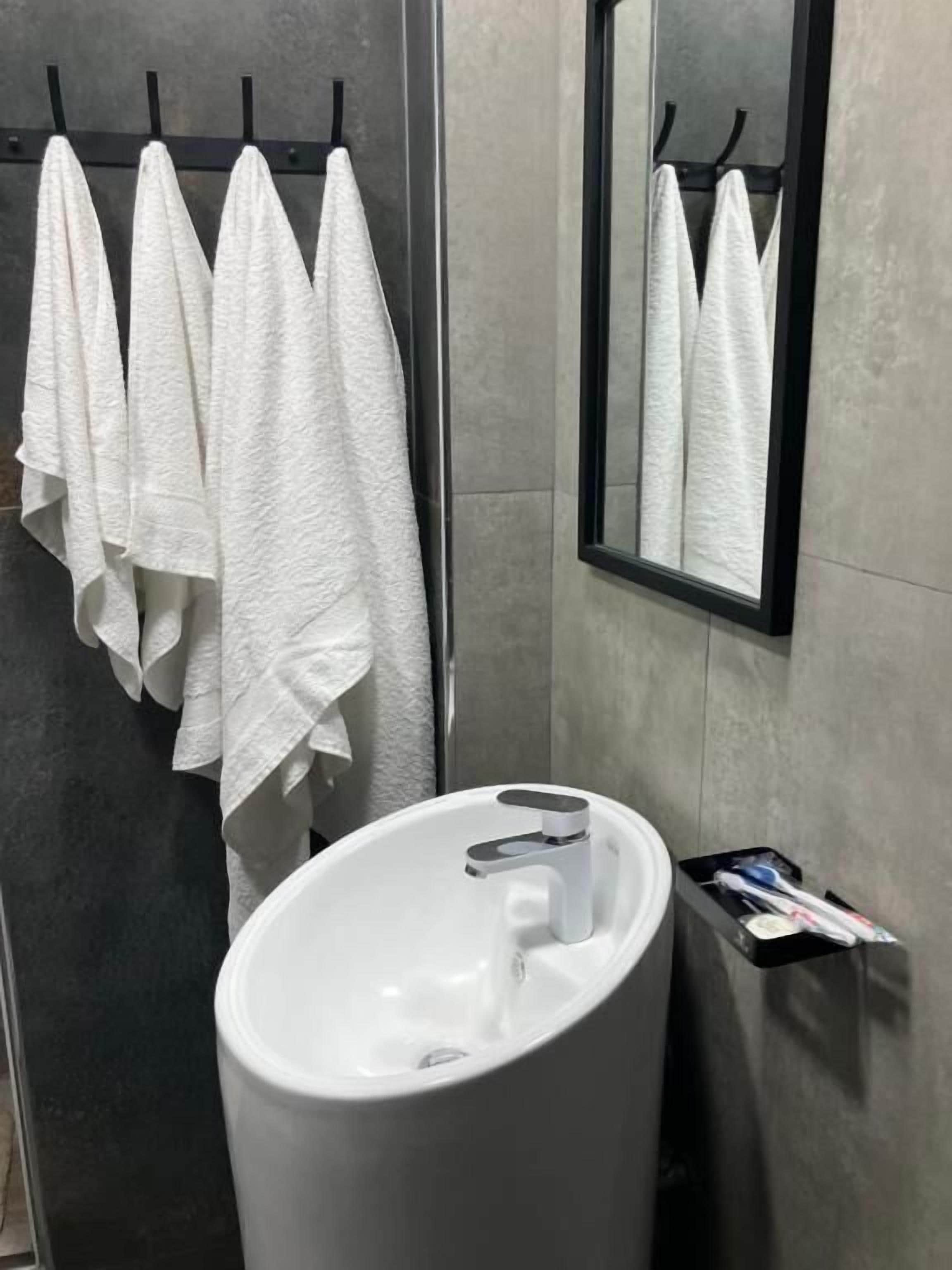 Ducha, artículos de tocador gratuitos, secador de pelo, pantuflas