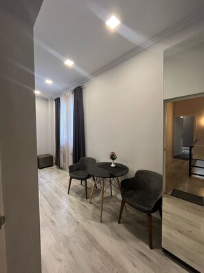 Setrika/meja setrika, Wi-Fi gratis, dan seprai linen