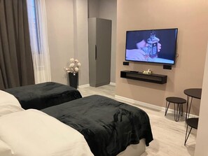 Habitación estándar con 2 camas individuales | Tabla de planchar con plancha, wifi gratis, ropa de cama