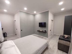 Chambre Deluxe double, vue sur la cour intérieure | Bureau, fer et planche à repasser, accès au Wi-Fi (inclus)