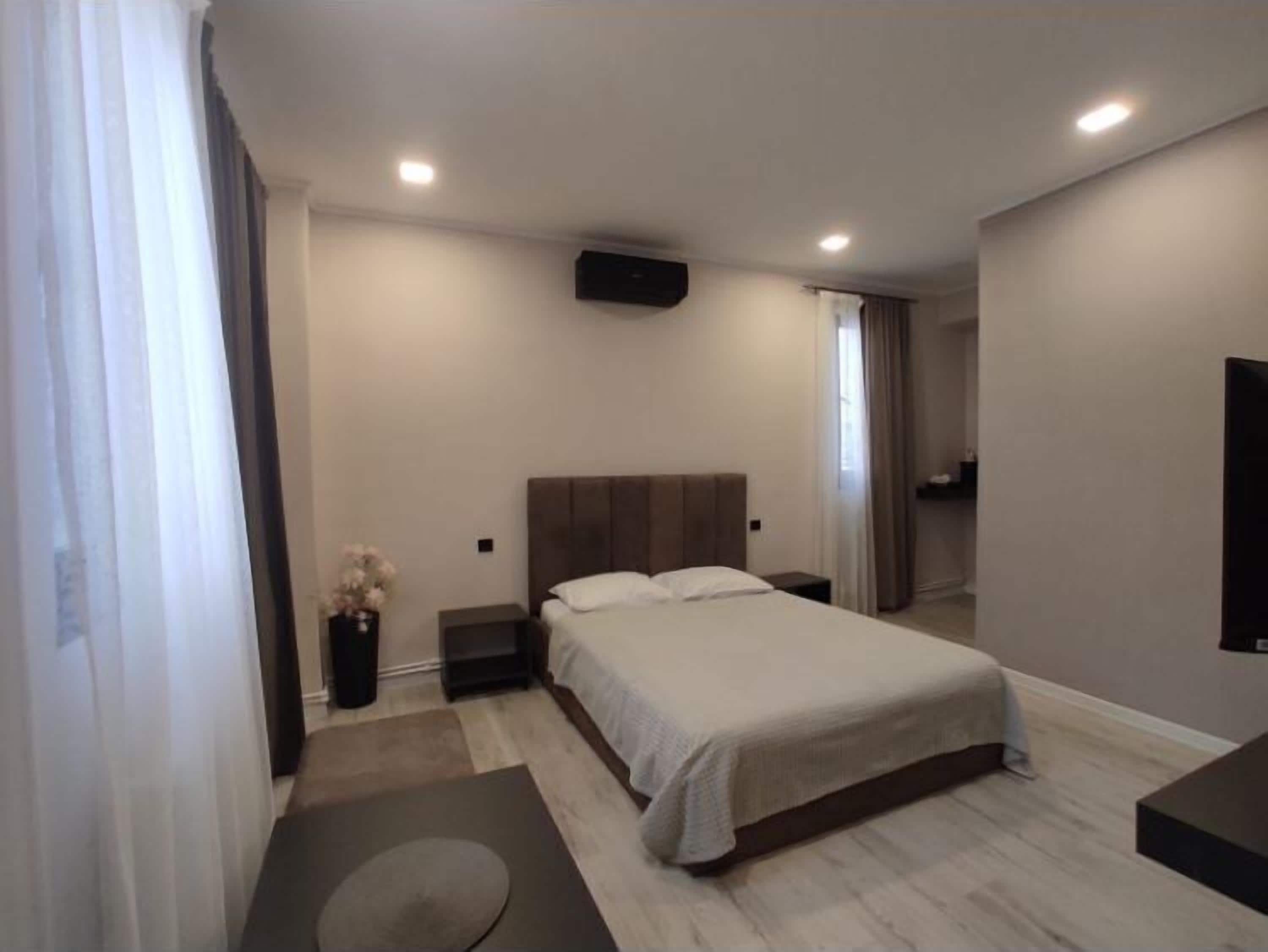Standard Room | Desk, laptop workspace, iron/ironing board (on request), WiFi (free)