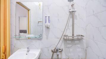Shower, handuk, sabun, dan sampo