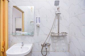 Douche, serviettes fournies, savon, shampoing