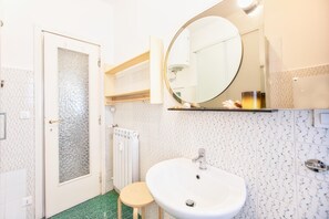 Bathroom - Le Orchidee 14 by Wonderful Italy (Sanremo)