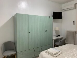 1 camera, una scrivania, ferro/asse da stiro