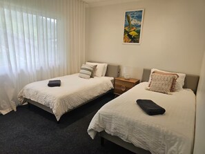 3 Schlafzimmer, Schreibtisch, Bügeleisen/Bügelbrett, Reisekinderbett