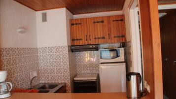 Apartemen | Dapur pribadi | Lemari es, microwave, oven, dan mesin pembuat kopi/teh