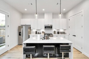 Fridge, microwave, oven, stovetop - Central Houston Stay – 4BR Retreat by Downtown (Houston)