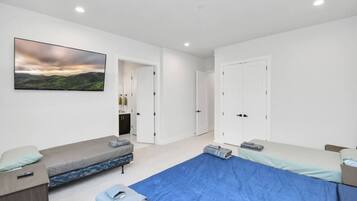 4 Schlafzimmer, Schreibtisch, Bügeleisen/Bügelbrett, Reisekinderbett