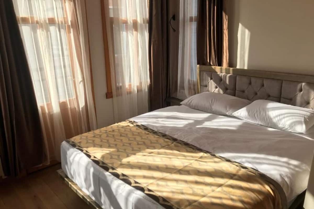 1 bedroom, Egyptian cotton sheets, premium bedding, laptop workspace