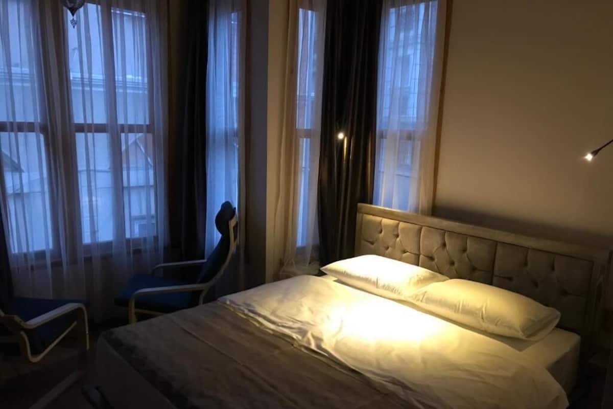 1 bedroom, Egyptian cotton sheets, premium bedding, laptop workspace