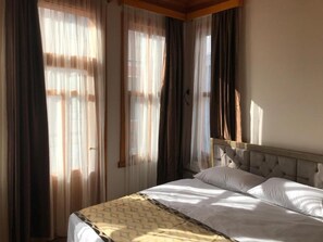 Egyptian cotton sheets, premium bedding, laptop workspace, soundproofing - Green Mansion (Istanbul)