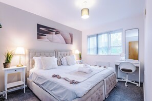 House | 3 bedrooms, iron/ironing board, free WiFi, bed sheets - 3br-sleeps6-garden-bbq-freeparking-pets (Salford)