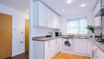 House | Private kitchen | Fridge, microwave, oven, stovetop