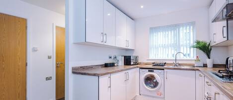 Huis | Privékeuken | Een koelkast, een microgolfoven, een oven, een kookplaat