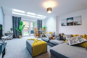 House | Living area | TV - 3br-sleeps6-garden-bbq-freeparking-pets (Salford)