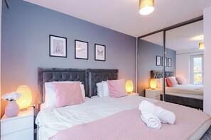 House | 3 bedrooms, iron/ironing board, free WiFi, bed sheets - 3br-sleeps6-garden-bbq-freeparking-pets (Salford)