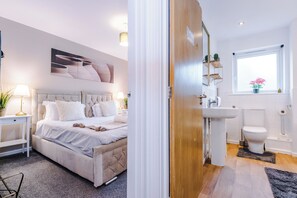 House | Bathroom | Separate bathtub and shower, deep-soaking bathtub, free toiletries - 3br-sleeps6-garden-bbq-freeparking-pets (Salford)