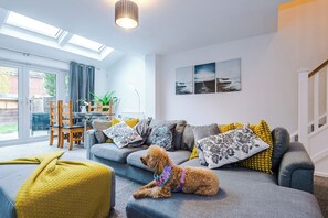 House | Living area | TV - 3br-sleeps6-garden-bbq-freeparking-pets (Salford)