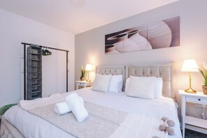 House | 3 bedrooms, iron/ironing board, free WiFi, bed sheets - 3br-sleeps6-garden-bbq-freeparking-pets (Salford)
