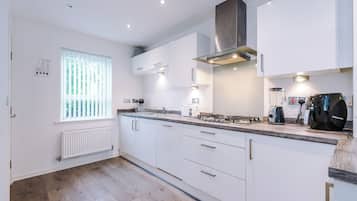 House | Private kitchen | Fridge, microwave, oven, stovetop