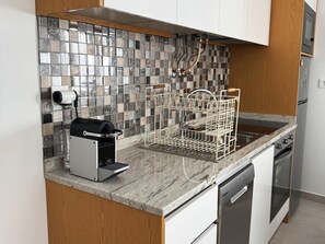 冷蔵庫、電子レンジ、オーブン、食器洗い機