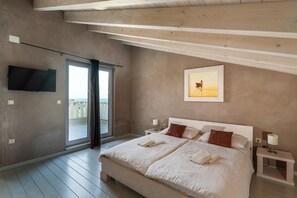 8 quartos, ferros/tábuas de passar roupa, berço de viagem