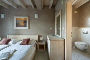 8 slaapkamers, een strijkplank/strijkijzer, reisbedje, gratis wifi