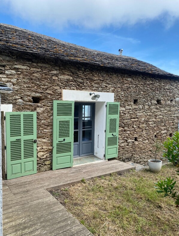 Exterior detail - Typical village house with swimming pool and large garden with exceptional view (Olmo)