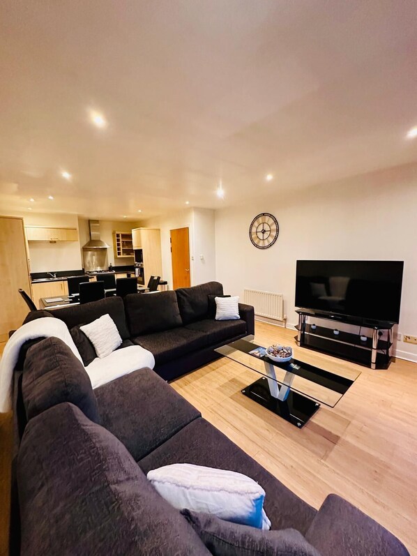 Living area - Cozy 2-bedroom apartment in enjoyable Edinburgh with WiFi (Edinburgh)