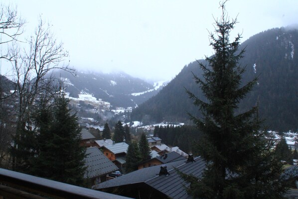 A mountainous village with snow-covered roofs and dense forest. - Imperial Ip402 Cosy & View 4 Pers (Chatel)