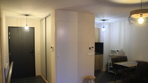 A compact living space with a kitchenette, a dining area, and a small stool. - Imperial Ip402 Cosy & View 4 Pers (Chatel)