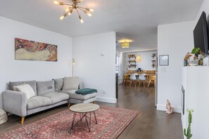 Smart TV, fireplace - Trendy Downtown Cottage - 3BR, Pets Welcome! (Chattanooga)