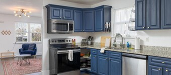 Trendy Downtown Cottage - 3BR, Pets Welcome!