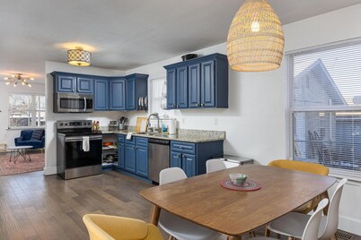 Trendy Downtown Cottage - 3BR, Pets Welcome!