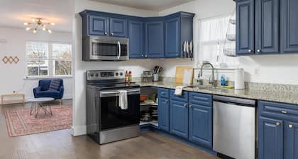Trendy Downtown Cottage - 3BR, Pets Welcome!